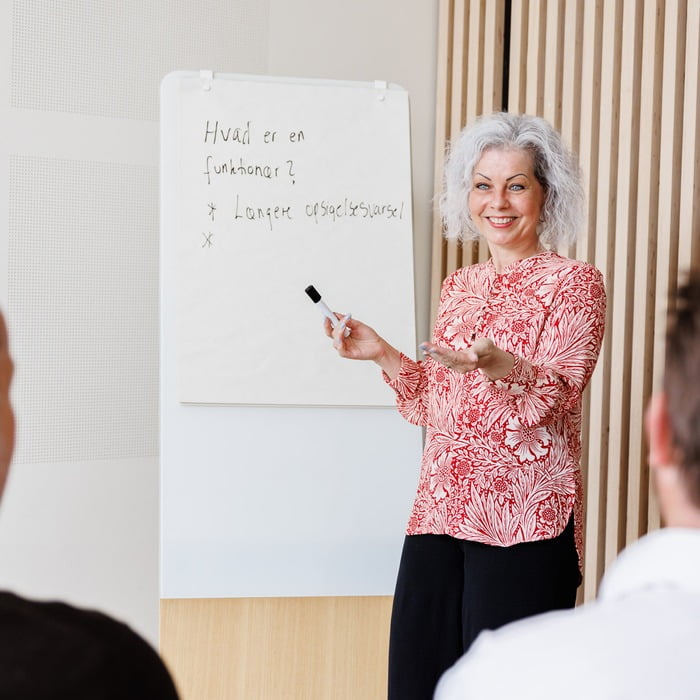 Kvinde holder foredrag