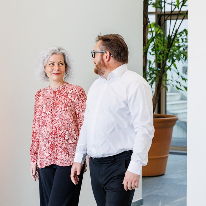 Mand og kvinde taler sammen i mens de går