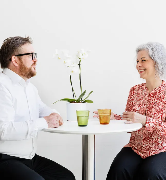 Mand og kvinde holder møde ved bord