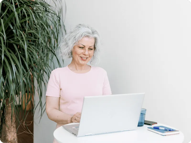 Kvinde arbejder på computeren