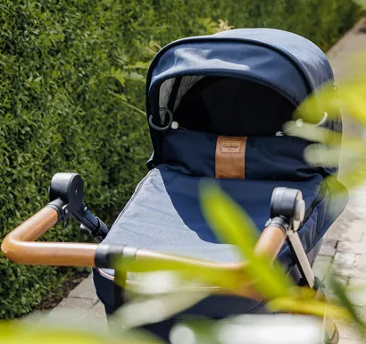 Barn sover i barnevogn udenfor