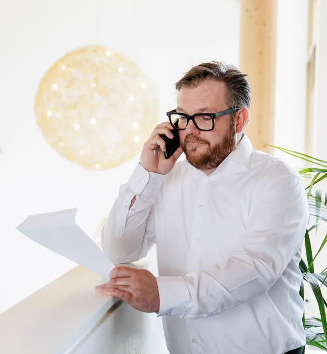 Mand står og snakker i telefon