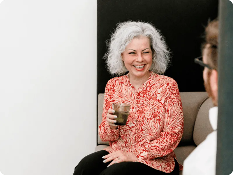 Kvinde snakker med kollega