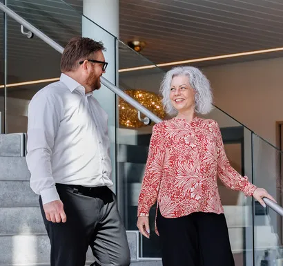 Mand og kvinde snakker sammen på trappe