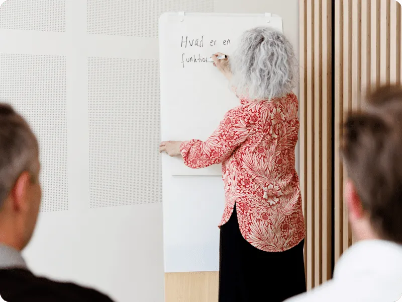 Kvinde i rød skjorte holder foredrag