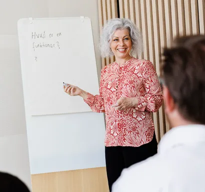 Kvinde holder foredrag